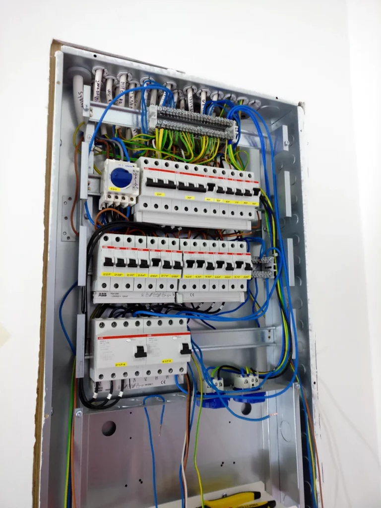 Tableau électrique ouvert pour intervention