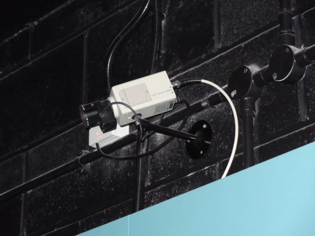 Caméra de surveillance et raccordement