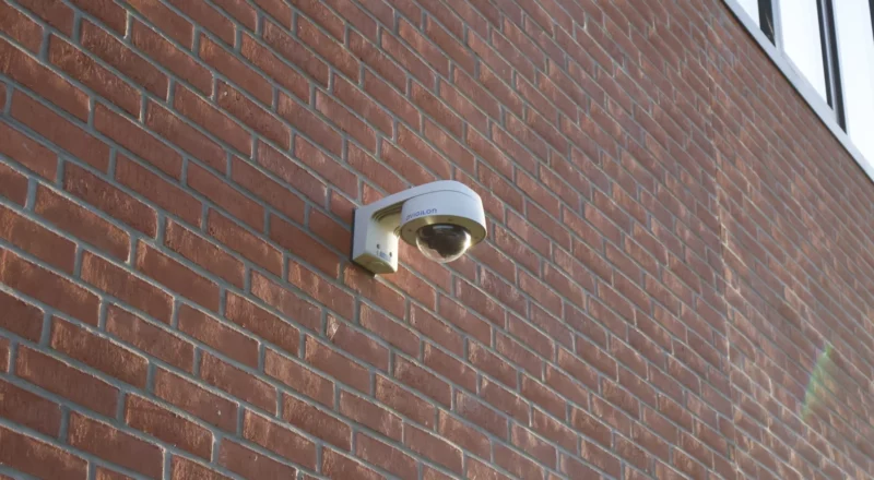 Caméra dôme installée sur un bâtiment