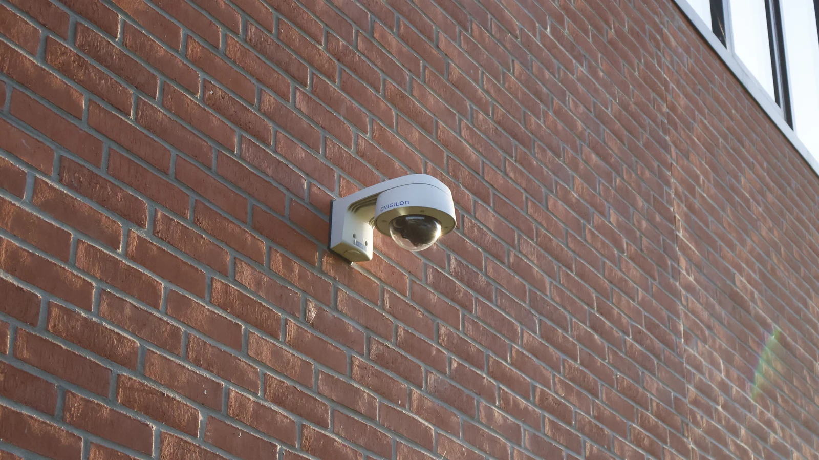 Caméra dôme installée sur un bâtiment